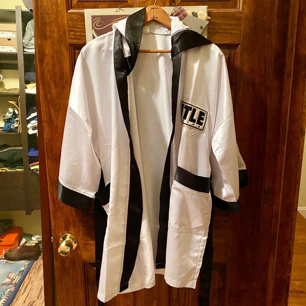 COPY - TITLE WHITE/BLACK HOODED BOXING ROBE